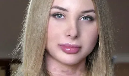 Русская девушка принимает мужскую сперму на свое нежное тело
