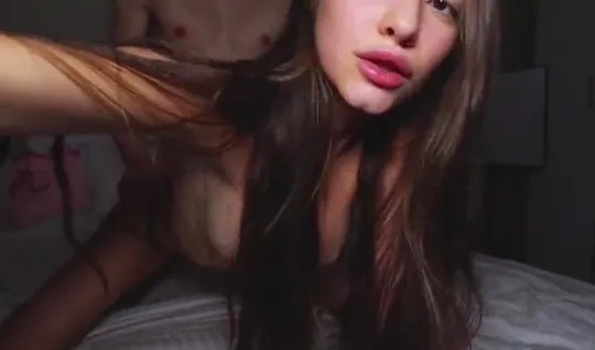 Малолетняя стройняшка в трусиках на кровати показывает русское домашнее порно
