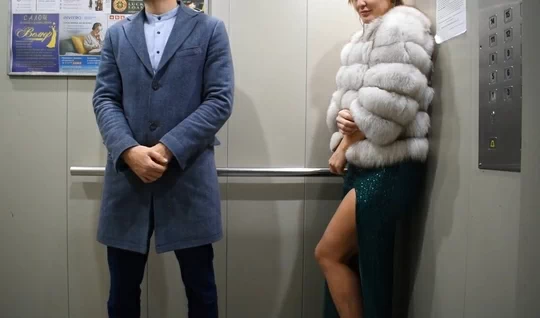 Влюбленная русская парочка по-быстрому трахается в лифте